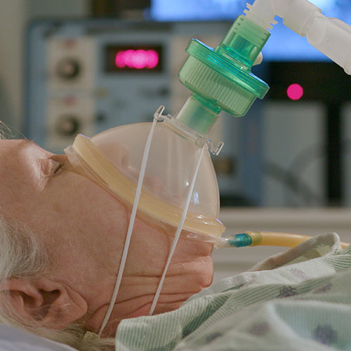 COVID-19病人使用医疗呼吸机呼吸支持。